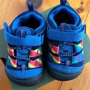 Brand new never worn!! Toddler size 5 keens.